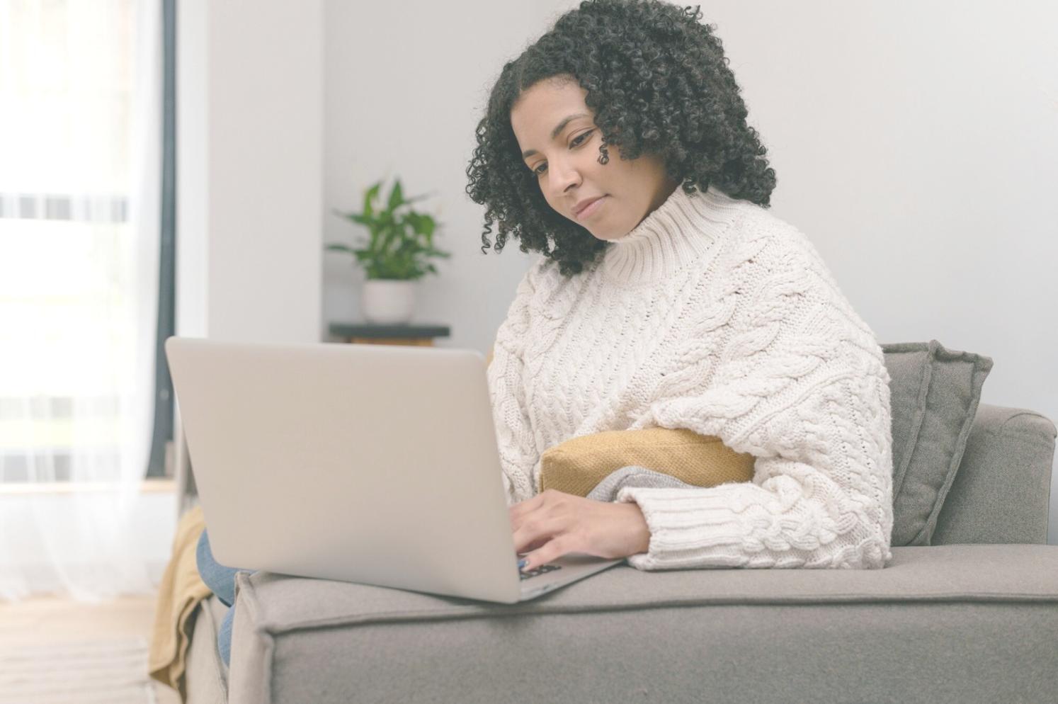 Famille planifiant son budget avec des graphiques et calculatrices